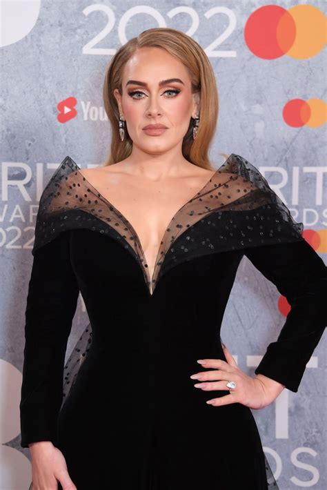 Adele'nin Brit Ödülleri Zaferi: Bir Neslin İkonunun Yükselişi ve Müziğin Gücü