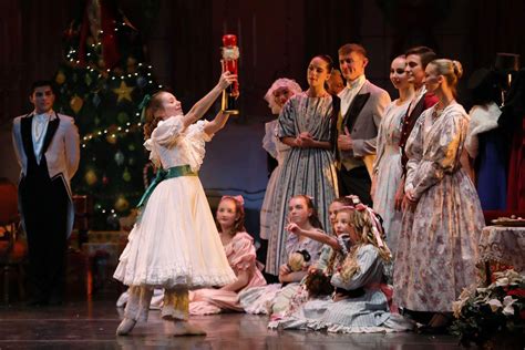 What to Wear to the Nutcracker Ballet Men: A Symphony of Style and Tradition